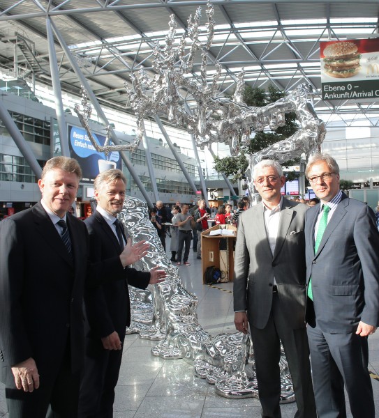 Bildunterschrift (v. l. n. r.): Enthüllung chinesisches Kunsterk am Flughafen Düsseldorf. Ludger Dohm, Geschäftsführer Flughafen Düsseldorf; Jan Pellinen, Sales Manager Finnair; Walter Smerling; Sprecher des Kuratoriums; Hans-Georg Lohe, Kulturdezernent Düsseldorf.