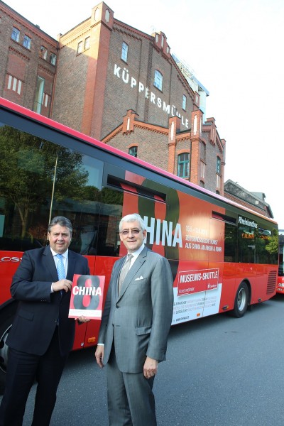 Startschuss für China8! Vize-Kanzler Sigmar Gabriel und Prof. Walter Smerling geben das Go! Für die Shuttle-Busse zischen den Museen.  