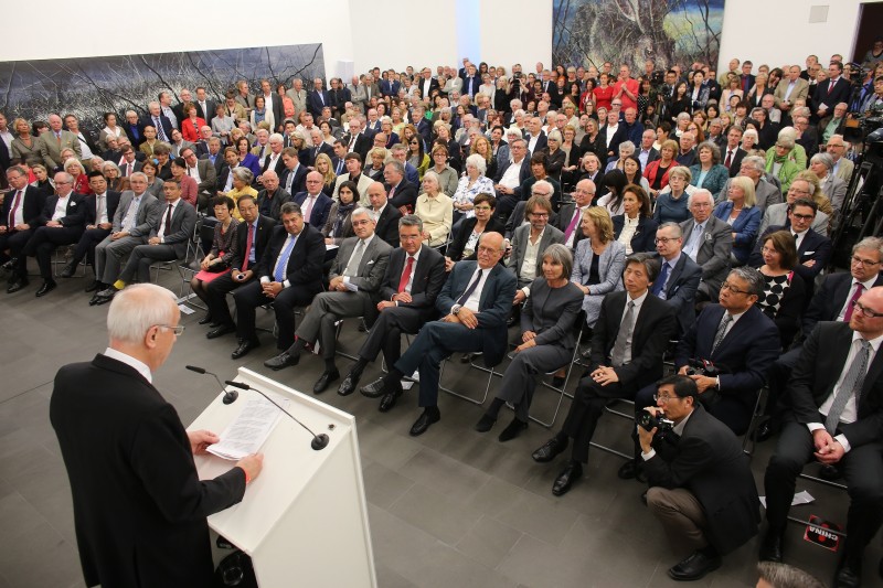 Volles Haus. Kein Stehplatz mehr frei in der Küppersmühle zur Eröffnung von China8.