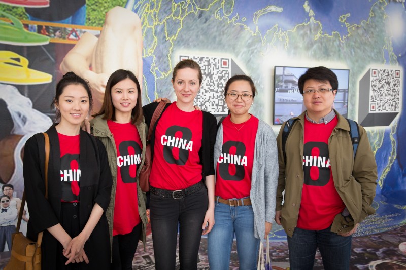 Bildunterschrift: Studenten unterstützen die Preview als Übersetzer.