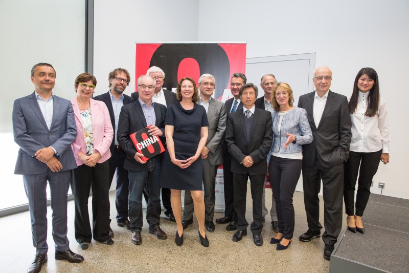 Bildunterschrift:  Die Beteiligten freuten sich über einen gelungenen Auftakt der Ausstellung CHINA 8.    